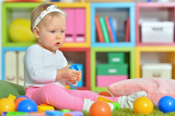 Küçük çocuk renkli oyuncaklarla oynuyor. — Stok fotoğraf