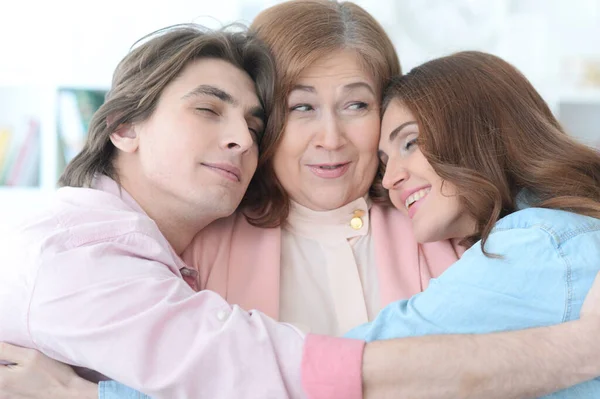 Concepto Familiar Feliz Niños Adultos Abrazando Madre —  Fotos de Stock