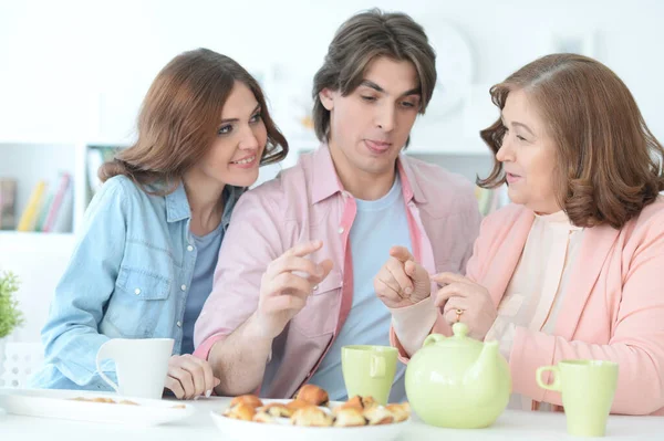 Kişilik Gülümseyen Bir Aile Yemek Masasında Çay Kurabiyelerle Vakit Geçiriyorlar — Stok fotoğraf