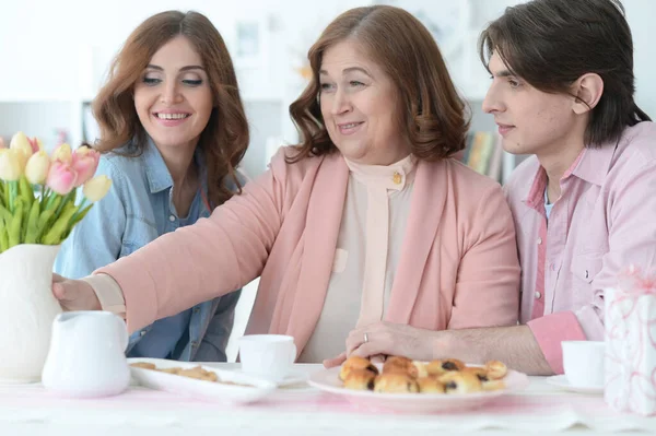 Família Três Passar Tempo Juntos Mesa Jantar Com Biscoitos Chá — Fotografia de Stock