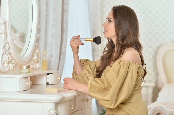 Jolie Jeune Femme Robe Dorée Appliquant Maquillage Devant Miroir — Photo