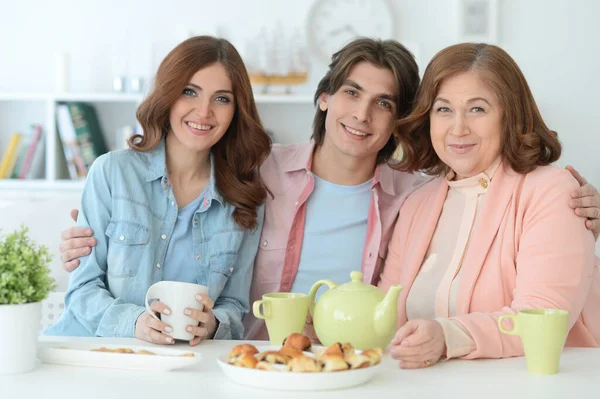 Kişilik Gülümseyen Bir Aile Yemek Masasında Çay Kurabiyelerle Vakit Geçiriyorlar — Stok fotoğraf