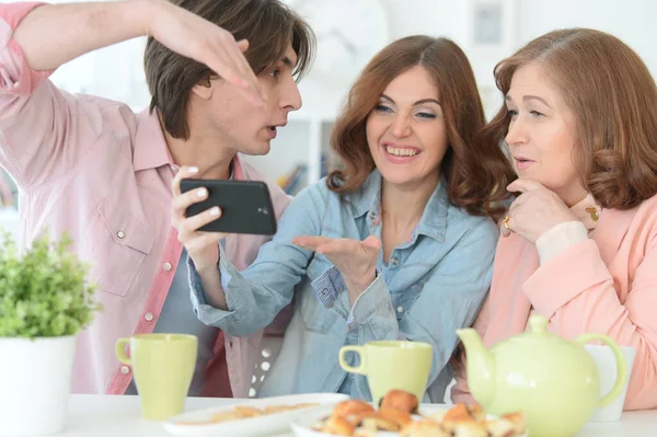 Glückliche Dreiköpfige Familie Verbringt Zeit Zusammen Esstisch Mit Keksen Und — Stockfoto