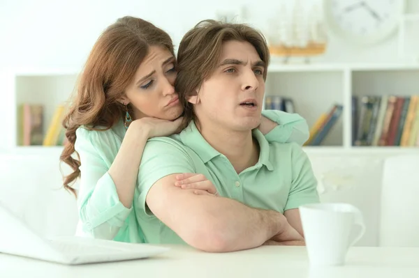 Portret Van Een Jonge Vrouw Die Haar Man Kalmeert — Stockfoto