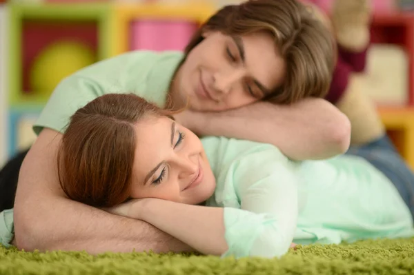 Primer Plano Retrato Feliz Pareja Joven Tumbada Suelo Casa — Foto de Stock