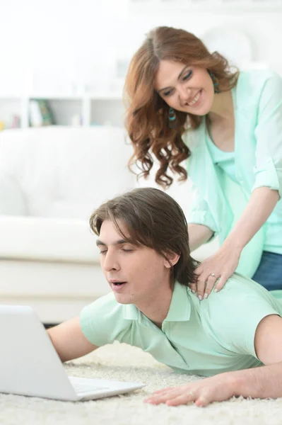 Portret Van Gelukkig Jong Paar Zoek Naar Laptop Thuis — Stockfoto