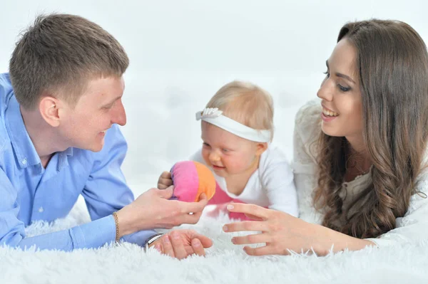 Genitori felici giocare con la figlia — Foto Stock