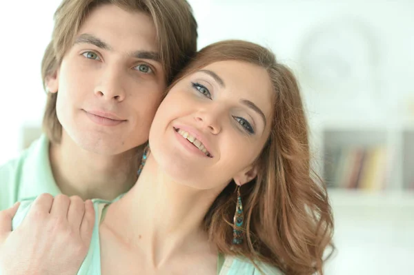 Primer Plano Retrato Feliz Pareja Joven Abrazando Casa — Foto de Stock