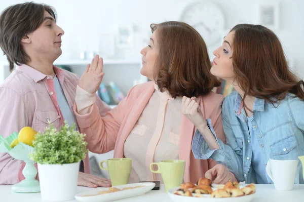 Kişilik Aile Birlikte Yemek Masasında Çay Kurabiyelerle Vakit Geçiriyorlar — Stok fotoğraf