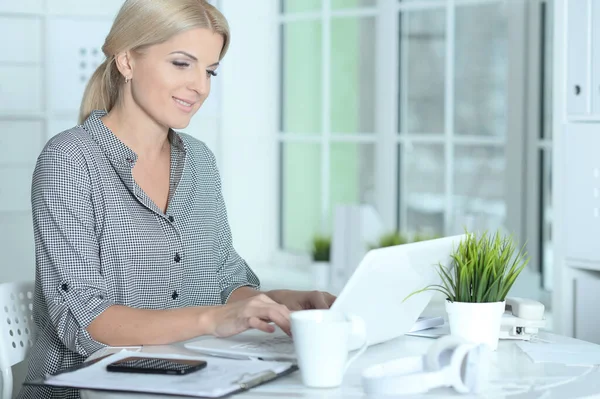 Mulher trabalhando com laptop — Fotografia de Stock