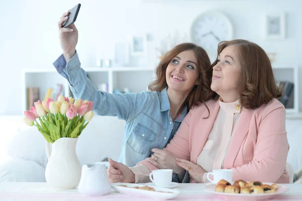 Mujer Madura Hija Adulta Tomando Selfie Mientras Bebe Cocina —  Fotos de Stock