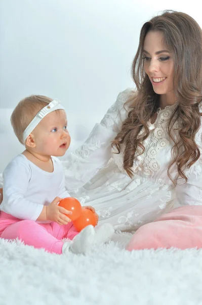 Jonge vrouw spelen met kleine dochter — Stockfoto