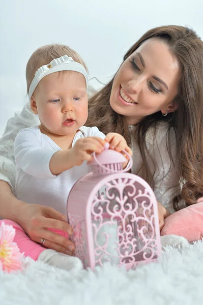 Jonge vrouw spelen met kleine dochter — Stockfoto