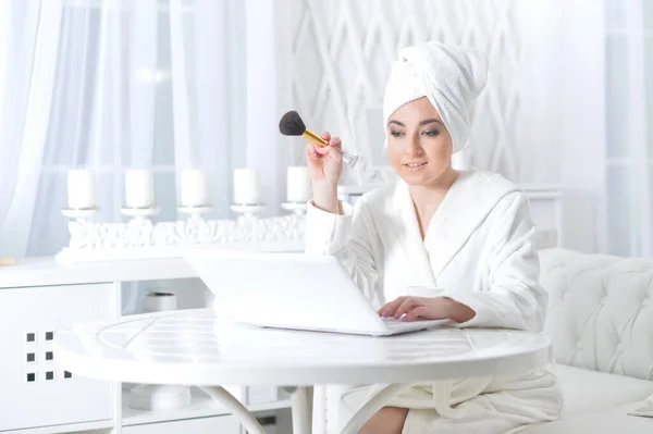 Mujer aplicando maquillaje — Foto de Stock