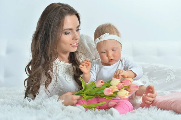 Ung kvinna leker med liten dotter — Stockfoto