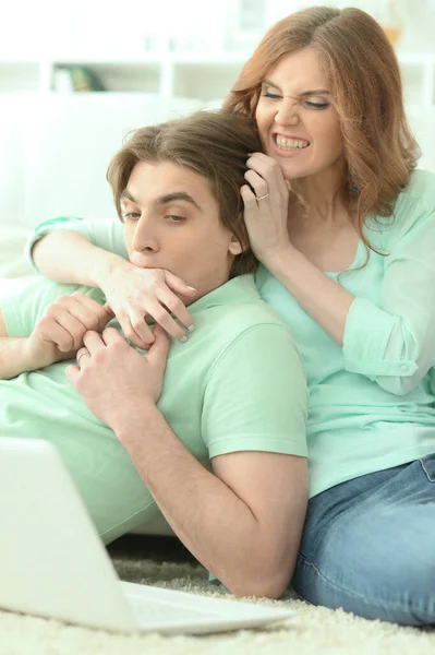 Retrato Jovem Casal Divertindo Casa — Fotografia de Stock