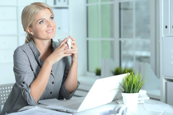 Schöne Geschäftsfrau Trinkt Tee Während Sie Hause Mit Laptop Arbeitet — Stockfoto