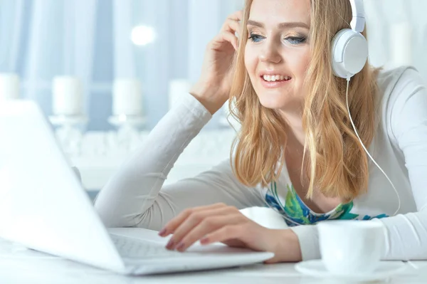 Mulher Bonita Com Fones Ouvido Usando Laptop Enquanto Sentado Mesa — Fotografia de Stock