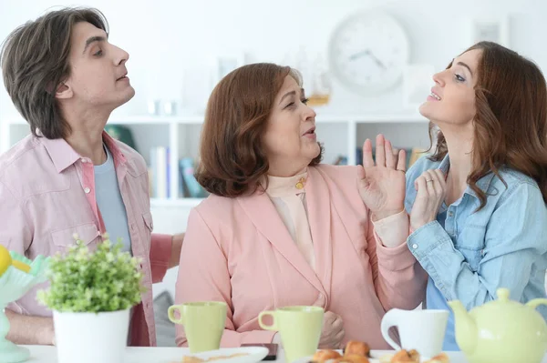 Dreiköpfige Familie Verbringt Zeit Mit Keksen Und Tee Abendbrottisch — Stockfoto