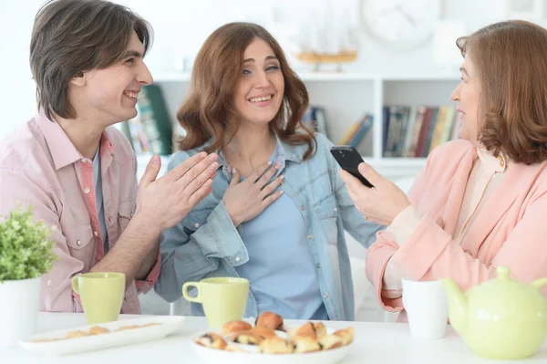 Glückliche Dreiköpfige Familie Verbringt Zeit Zusammen Esstisch Mit Keksen Und — Stockfoto