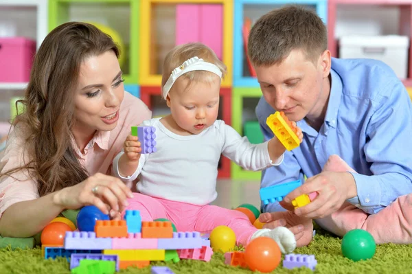 Gelukkige ouders spelen met dochter — Stockfoto