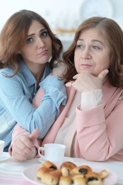 Reife Frau Spricht Mit Erwachsener Tochter Während Sie Tee Der — Stockfoto