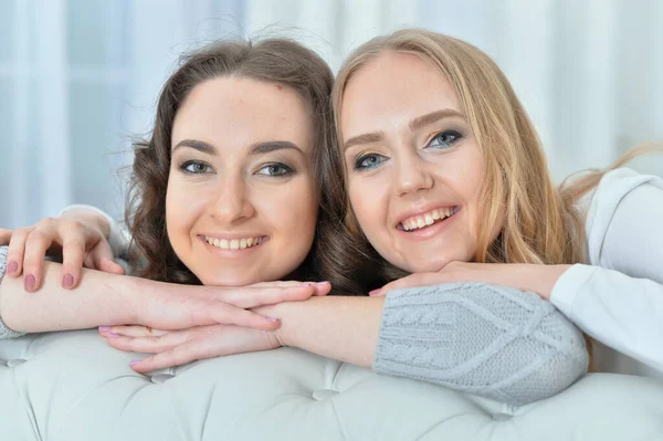 Piękne Młode Kobiety Przytulanie Patrząc Aparat Fotograficzny Koncepcja Przyjaźni — Zdjęcie stockowe