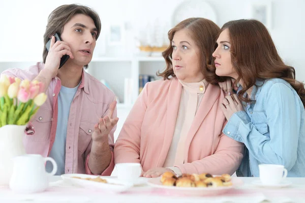 Glückliche Dreiköpfige Familie Verbringt Zeit Zusammen Esstisch Mit Keksen Und — Stockfoto