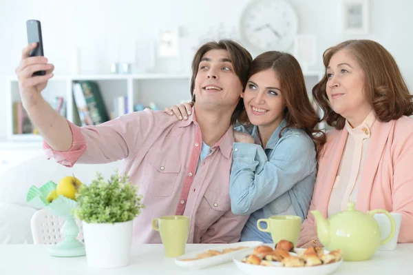 Kişilik Mutlu Bir Aile Yemek Masasında Kurabiye Çayla Selfie Çekiyor — Stok fotoğraf