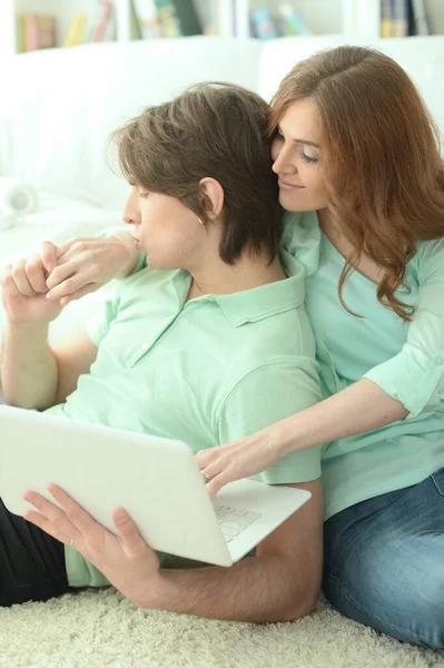 Retrato Jovem Casal Com Laptop Casa — Fotografia de Stock