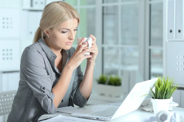 Vrouw werkt met laptop — Stockfoto