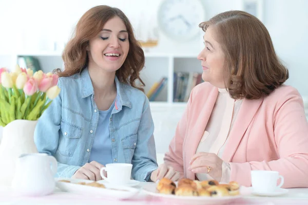 Yetişkin Bir Kadın Mutfakta Çay Içerken Yetişkin Bir Kızla Konuşuyor — Stok fotoğraf
