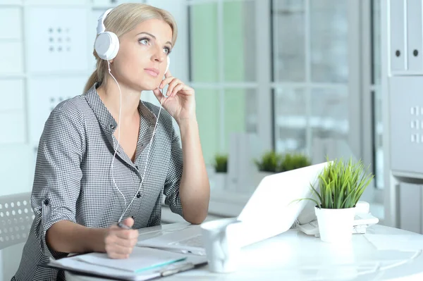 Vrouw werkt met laptop — Stockfoto