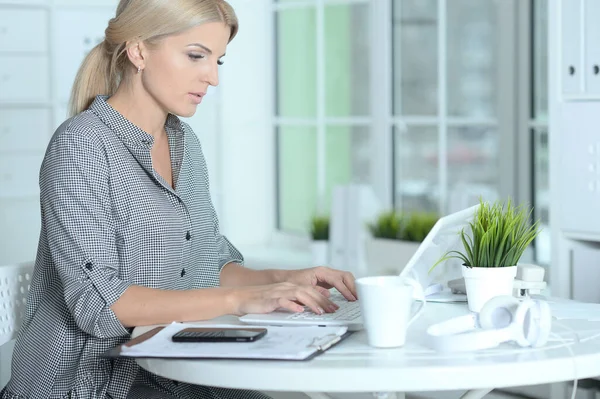 Frau arbeitet mit Laptop — Stockfoto