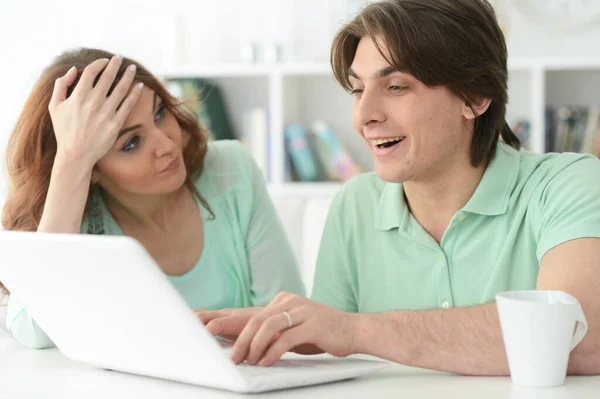 Portret Van Gelukkig Jong Paar Zoek Naar Laptop Tijdens Het — Stockfoto