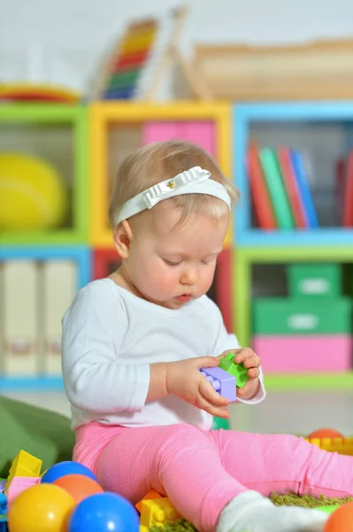 Kleines Kind spielt mit bunten Spielzeugen — Stockfoto