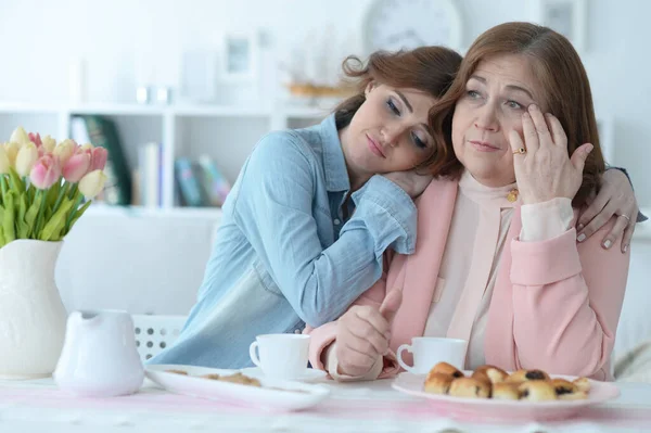 Mujer Madura Abrazándose Con Hija Adulta Cocina —  Fotos de Stock