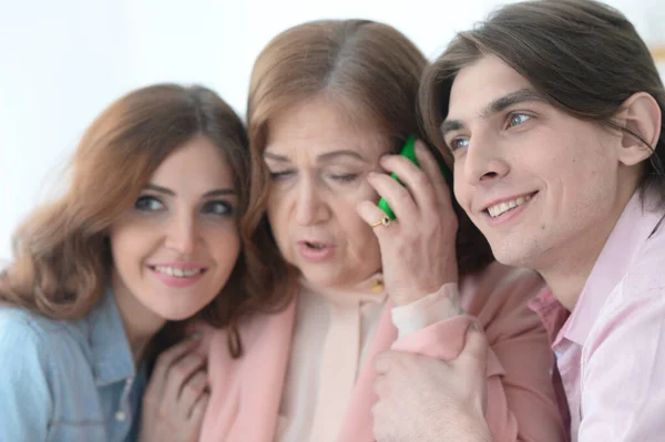 Crianças Adultas Ouvindo Como Sua Mãe Madura Falando Telefone — Fotografia de Stock