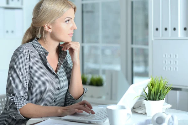 Frau arbeitet mit Laptop — Stockfoto