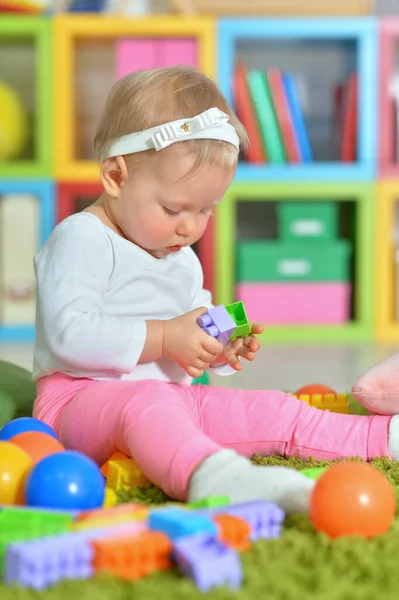 Küçük çocuk renkli oyuncaklarla oynuyor. — Stok fotoğraf