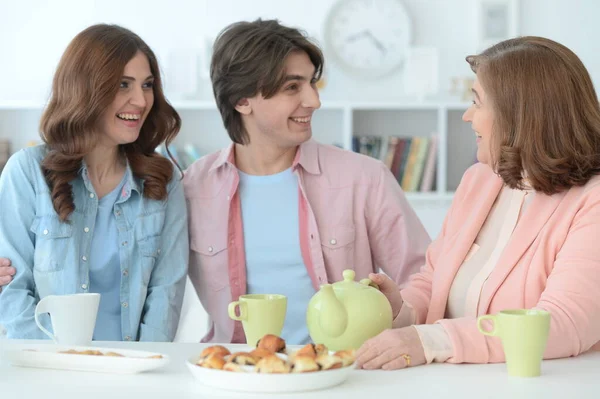 Kişilik Gülümseyen Bir Aile Yemek Masasında Çay Kurabiyelerle Vakit Geçiriyorlar — Stok fotoğraf