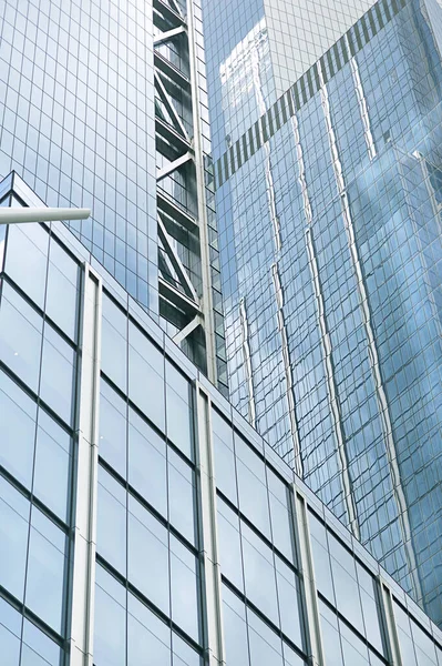 现代办公大楼的玻璃立面 — 图库照片