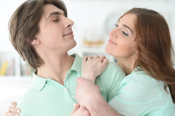 Primer Plano Retrato Feliz Pareja Joven Abrazando Casa — Foto de Stock