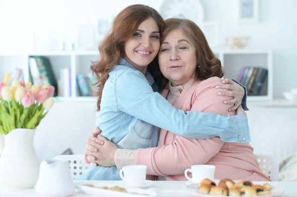 Mujer Madura Abrazándose Con Hija Adulta Cocina —  Fotos de Stock