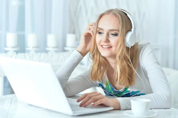 Mulher Bonita Com Fones Ouvido Usando Laptop Enquanto Sentado Mesa — Fotografia de Stock