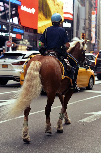 Cheval Monté Policier Patrouillant Rue Ville — Photo