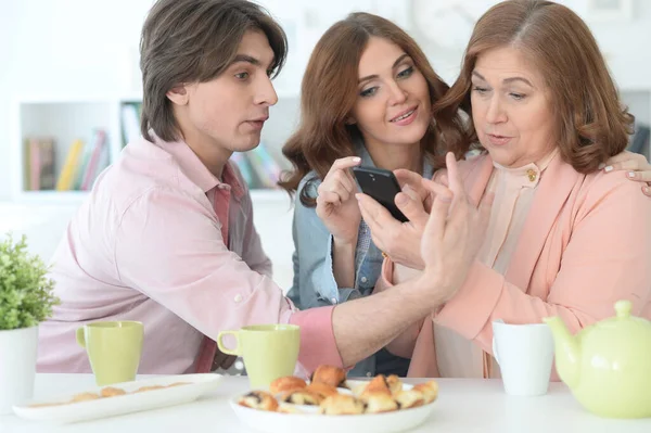 Gelukkig Gezin Van Drie Samen Tijd Doorbrengen Aan Tafel Met — Stockfoto