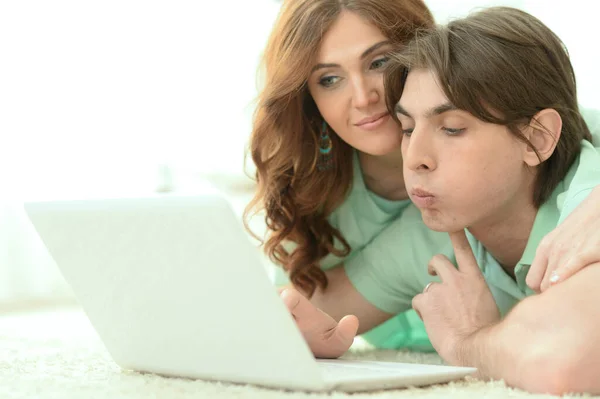 Young couple reading book — Stock Photo, Image