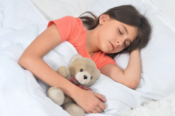 Süßes Kleines Mädchen Schläft Bett Mit Teddybär — Stockfoto