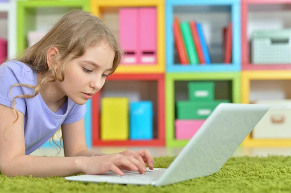 Schattig Meisje Met Behulp Van Laptop Terwijl Liggend Groene Vloer — Stockfoto